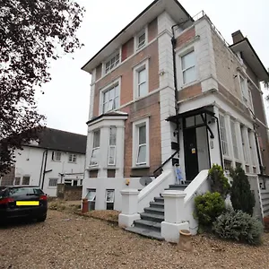 Eversley Gardens -apt A Hounslow